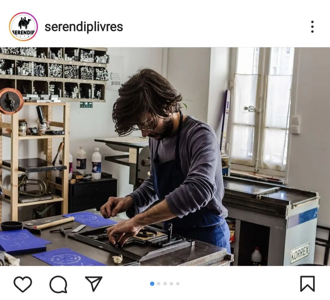 La maison d'édition vient rejoindre le catalogue de @serendiplivres !
Ici l'annonce postée par @serendiplivres lors de cette occasion :
👁 Fondée en 2005 et consacrée à la poésie contemporaine, l’association Eric Pesty Editeur est adossée depuis 2012 à un atelier typographique.
Si les choix de publication reflètent les centres d’intérêts de l’éditeur, ces choix sont à leur tour confrontés et mis à l’épreuve par la fabrication matérielle des livres, pour moitié dorénavant composés et imprimés par nos soins : la revue K.O.S.H.K.O.N.O.N.G. (dirigée par Jean Daive et dont la naissance a coïncidé avec la fondation de l’atelier), les livres agrafés depuis la troisième série, certains brochés.
À propos de la composition manuelle au plomb : « Une intensité de lecture, un exercice de lenteur – quanta d’énergie et de temps cristallisés dans la forme des objets que nous produisons – à destination de futurs lecteurs dont nous ignorons tout. »
Allez découvrir leur catalogue, dispo dans toute librairie indépendante ! 📚
#typography #typographie #letters #bookstagram #books #livres #ericpestyediteur #editions #poesie #poetry #words #ofmi #machine #mots #lettres #reading